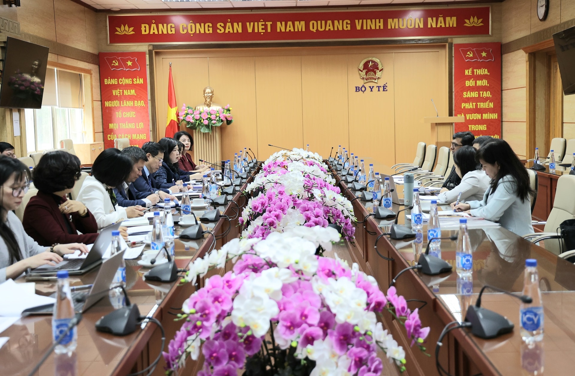 Bộ trưởng Bộ Y tế Đào Hồng Lan tiếp Quyền Giám đốc Chương trình Làng trẻ em SOS Quốc tế- Ảnh 3.