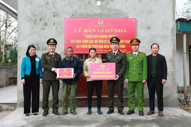 Trao mái ấm, đón xuân sớm ở vùng quê Hà Tĩnh- Ảnh 1.