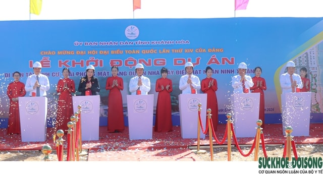 Phó Thủ tướng Chính phủ Bùi Thanh Sơn cùng lãnh đạo tỉnh Khánh Hòa ấn nút khởi động dự án. Ảnh: Duy Ngọc