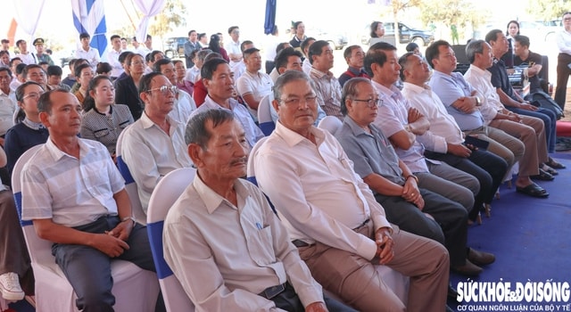 Nhân dân trong vùng dự án tham dự lễ khởi động dự án thành phần 1. Ảnh: Duy Ngọc