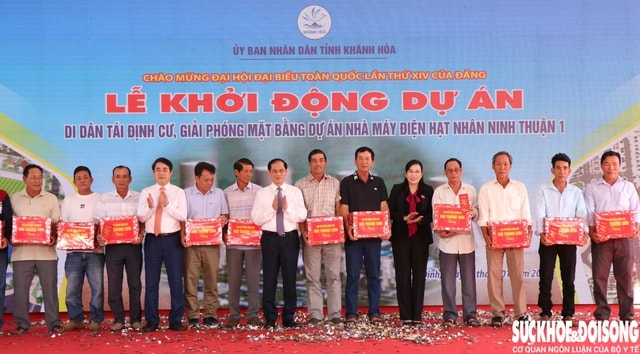 Phó Thủ tướng Bùi Thanh Sơn cùng các đồng chí lãnh đạo bộ, ngành Trung ương và tỉnh Khánh Hòa tặng quà cho người dân vùng dự án. Ảnh: Duy Ngọc