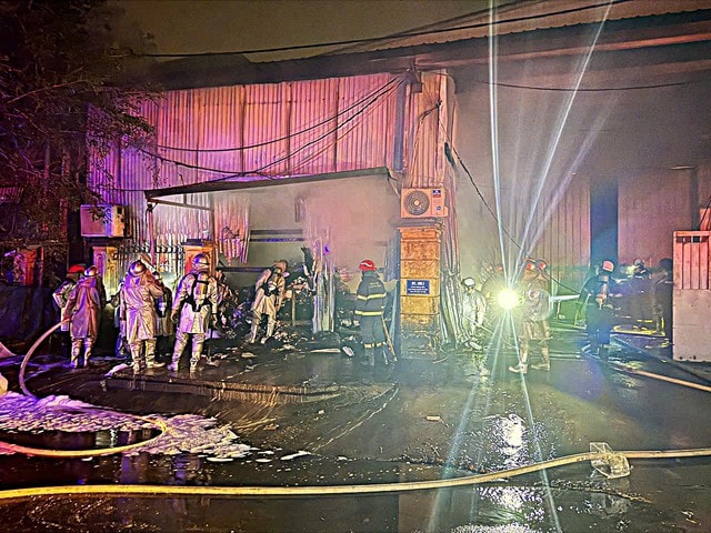 Hà Nội: Cháy kho một Công ty dược phẩm vào giữa đêm- Ảnh 3.