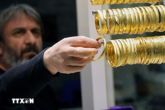 Giá vàng thế giới chạm mức cao kỷ lục, hơn 4.628 USD một ounce- Ảnh 1.