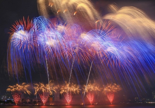 Trận địa pháo hoa lớn chưa từng có ở Hà Nội mừng thành công Đại hội Đảng XIV- Ảnh 1.