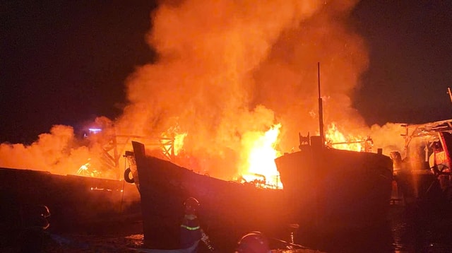 4 tàu cá của ngư dân Quảng Ngãi bốc cháy dữ dội trong đêm- Ảnh 1.