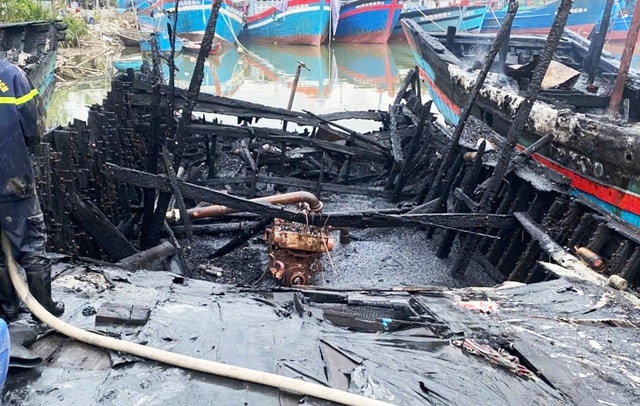 4 tàu cá của ngư dân Quảng Ngãi bốc cháy dữ dội trong đêm- Ảnh 2.