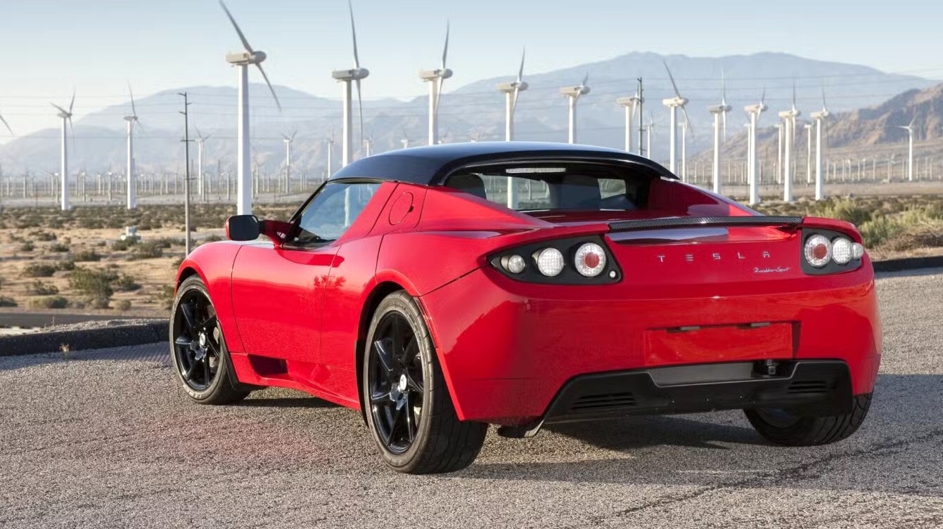 Tổng thống Trump cũng sở hữu một chiếc xe điện với chiếc Tesla Roadster. (Ảnh: Carbuzz)