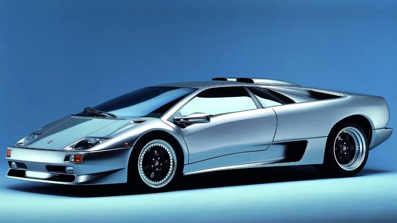 Chiếc Lamborghini V12 với màu xanh cực đẹp của Tổng thống Donald Trump. (Ảnh: Carbuzz)