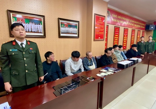 Đột kích biệt thự hạng sang, lộ ‘hang ổ’ lừa đảo công nghệ cao do người nước ngoài cầm đầu- Ảnh 1.