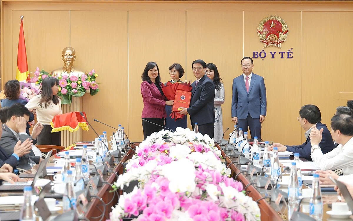 Bộ Y tế công bố quyết định điều động, bổ nhiệm cán bộ nhiều đơn vị- Ảnh 1.
