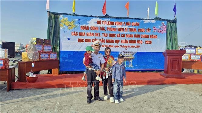 Hai tàu Hải quân khởi hành mang quà Tết đến Nhà giàn DK1 và các tàu trực trên biển- Ảnh 4.