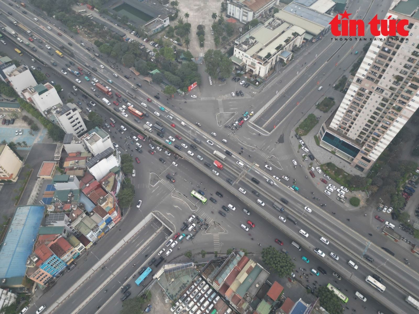 Đường phố Hà Nội thông thoáng như ngày Tết khi cấm xe tải vào nội đô- Ảnh 9.