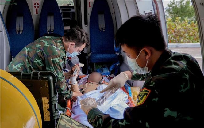 Trực thăng bay trong đêm vận chuyển bệnh nhân nguy kịch về đất liền- Ảnh 3.