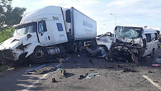 Xe đầu kéo, xe container tiềm ẩn nguy cơ tai nạn đặc biệt cao do tải trọng lớn, điểm mù rộng và quán tính lớn; Cục Cảnh sát giao thông cảnh báo người dân phải tuyệt đối giữ khoảng cách an toàn khi lưu thông gần các phương tiện này.