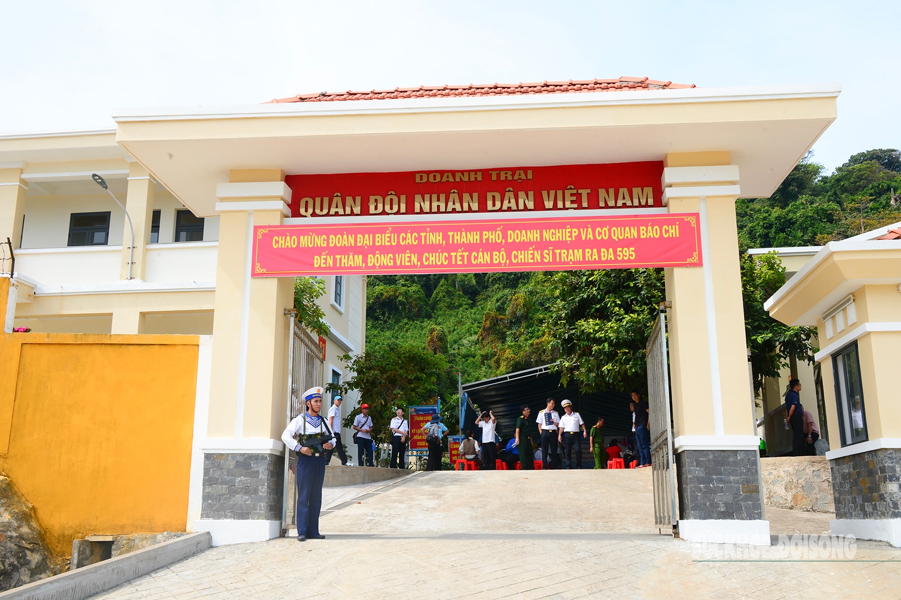 Bốn thập kỷ kiên cường bám đảo, người lính viết đơn xin ở lại- Ảnh 5.