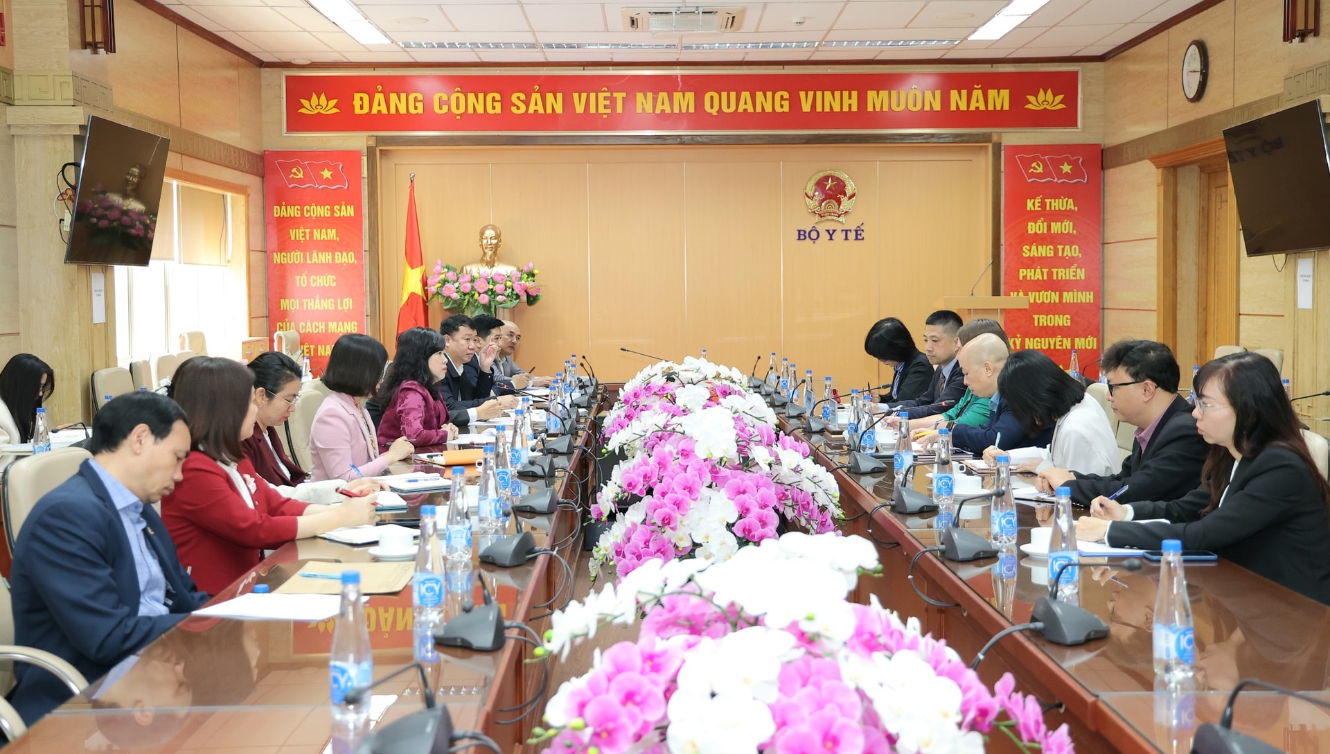 Bộ trưởng Đào Hồng Lan tiếp Trưởng phái đoàn Tổ chức Di cư Quốc tế tại Việt Nam và đại diện Đại sứ quán Nhật Bản- Ảnh 5.