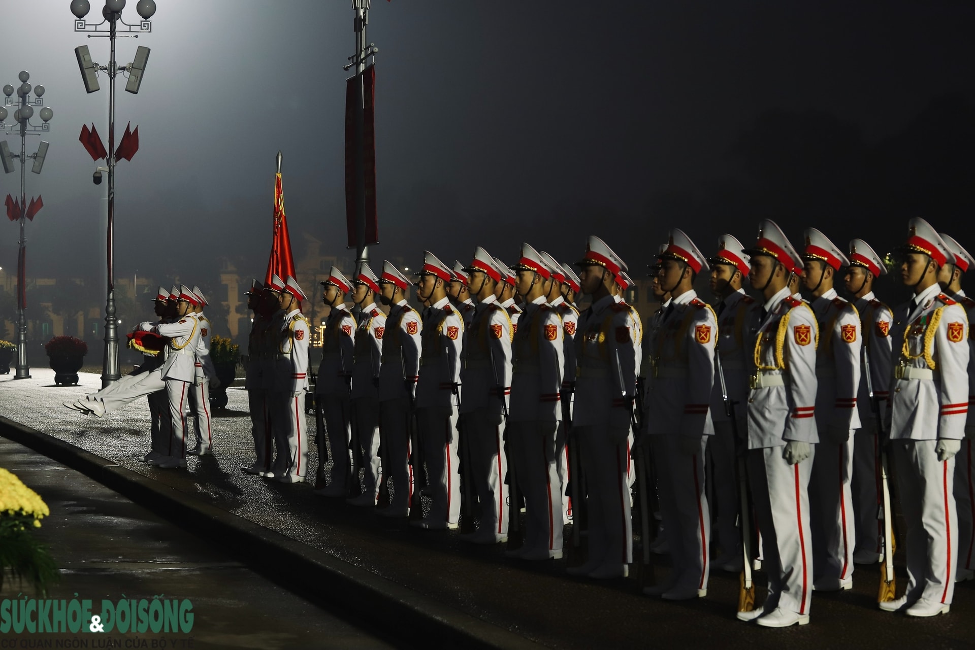 Thiêng liêng Lễ Thượng cờ Lăng Bác trong những ngày cả nước hướng về Đại hội XIV- Ảnh 2.