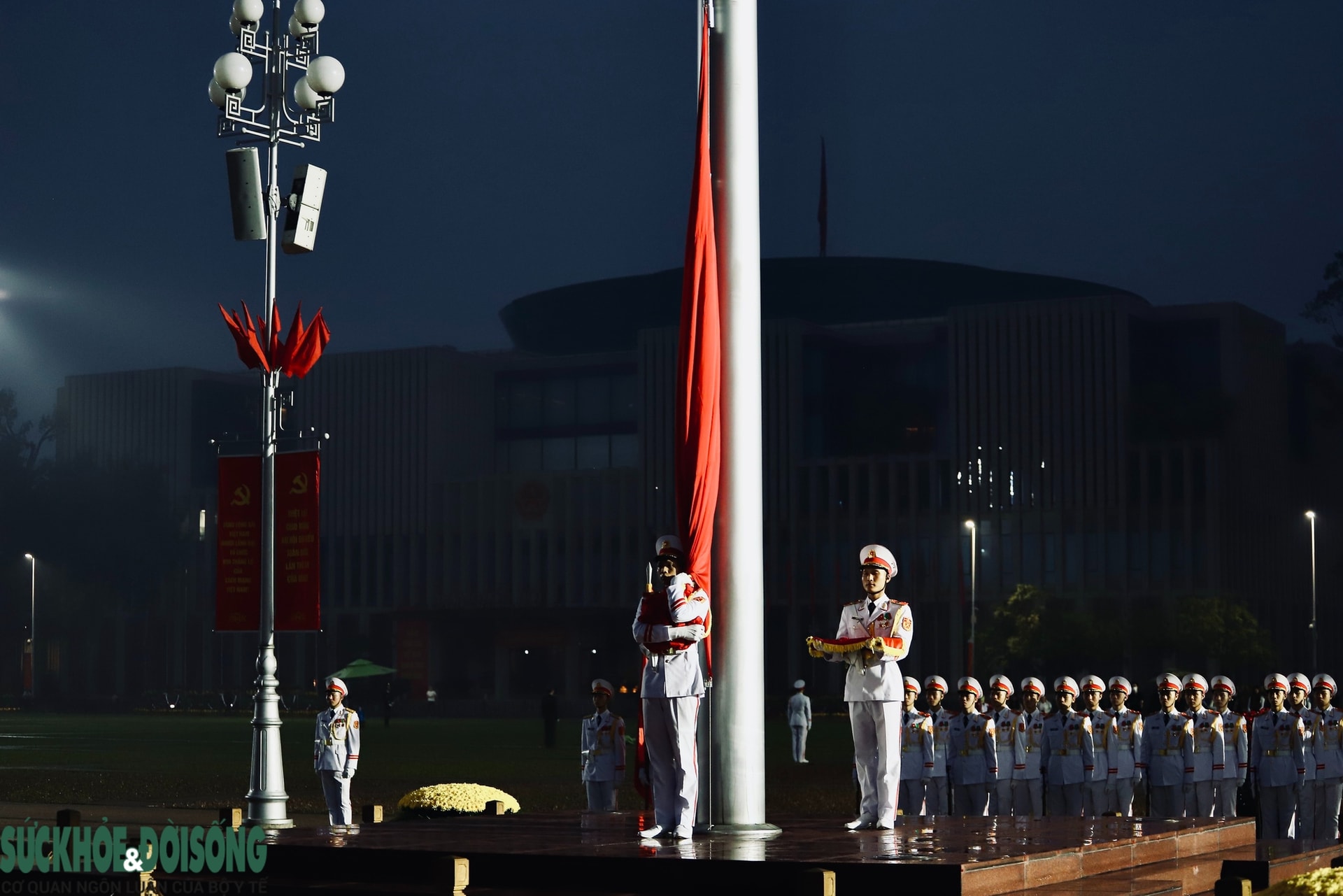 Thiêng liêng Lễ Thượng cờ Lăng Bác trong những ngày cả nước hướng về Đại hội XIV- Ảnh 3.