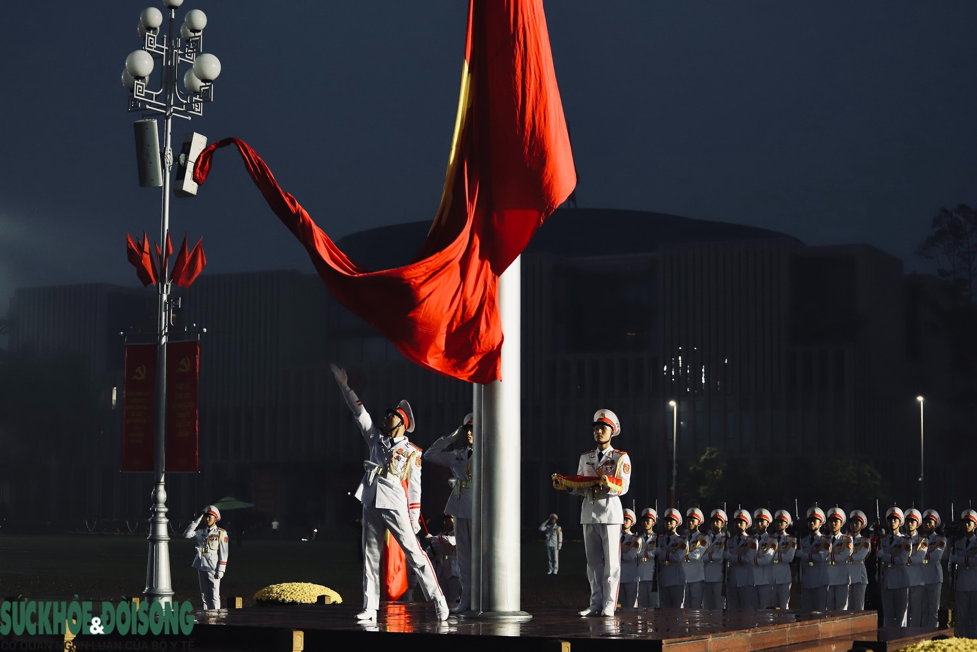 Thiêng liêng Lễ Thượng cờ Lăng Bác trong những ngày cả nước hướng về Đại hội XIV- Ảnh 4.