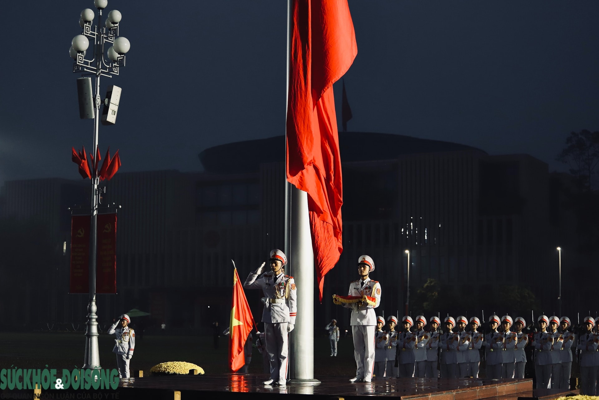 Thiêng liêng Lễ Thượng cờ Lăng Bác trong những ngày cả nước hướng về Đại hội XIV- Ảnh 5.