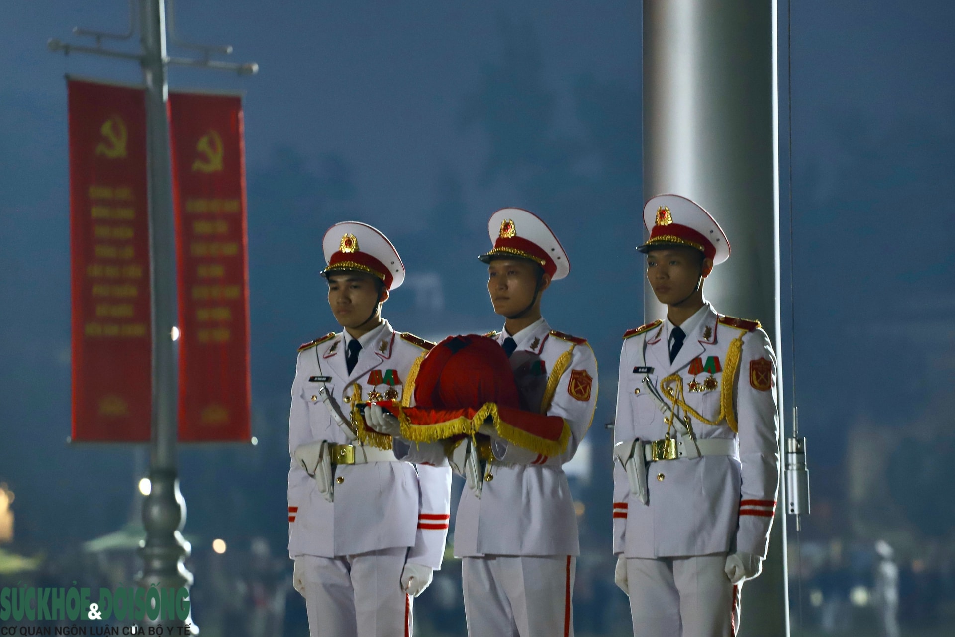 Thiêng liêng Lễ Thượng cờ Lăng Bác trong những ngày cả nước hướng về Đại hội XIV- Ảnh 13.