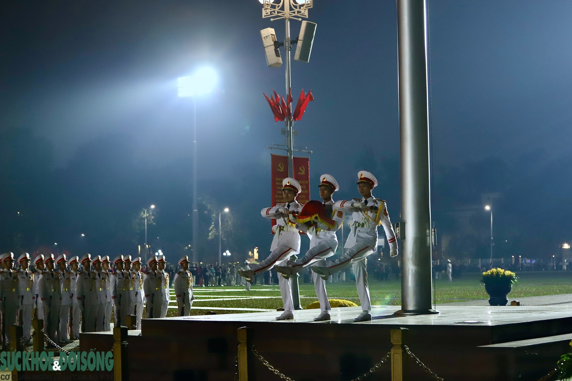 Thiêng liêng Lễ Thượng cờ Lăng Bác trong những ngày cả nước hướng về Đại hội XIV- Ảnh 14.