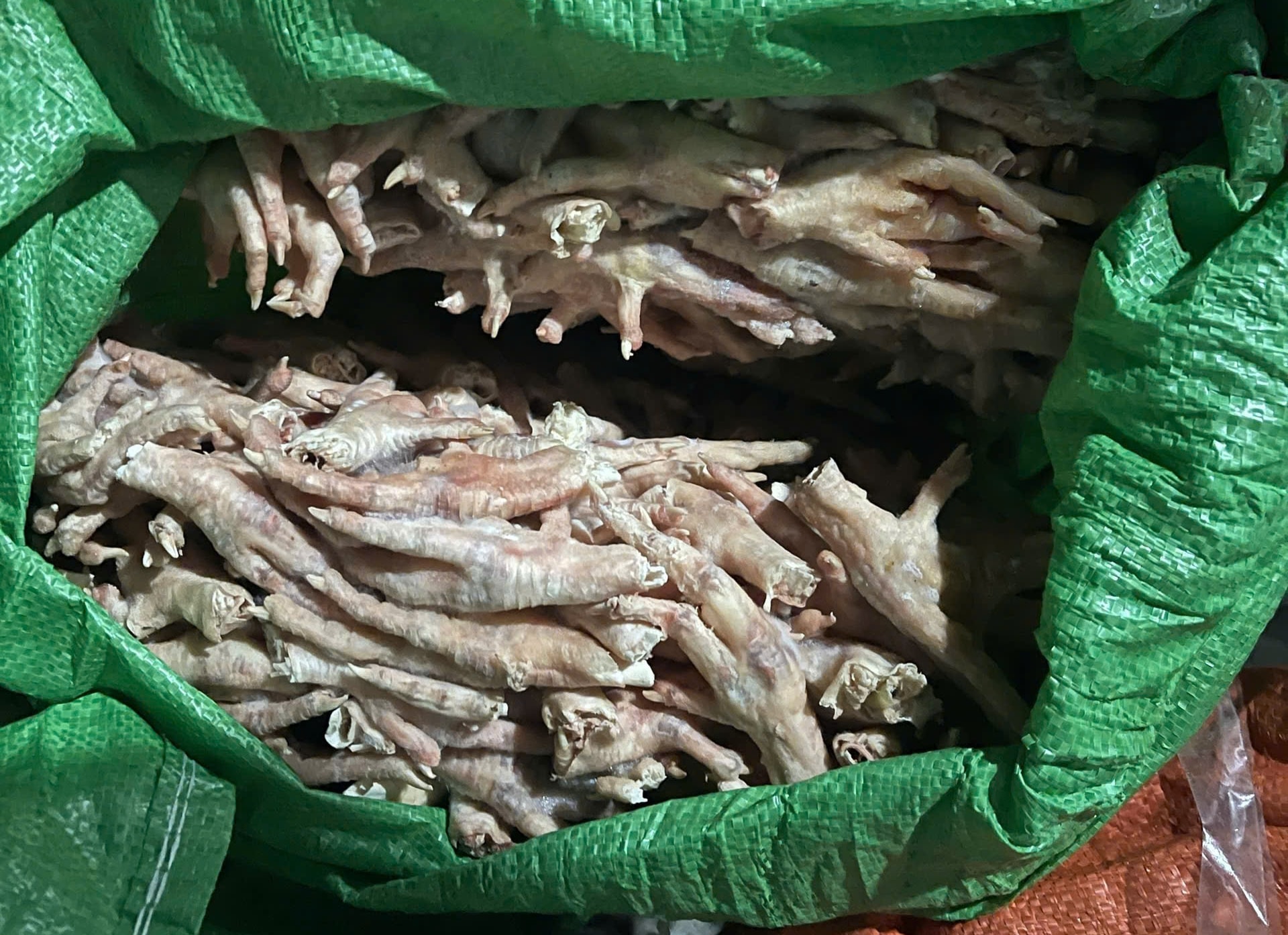 Phát hiện hơn 3 tấn chân gà đông lạnh trong bao dứa không rõ nguồn gốc- Ảnh 2. Phát hiện hơn 3 tấn chân gà đông lạnh trong bao dứa không rõ nguồn gốc- Ảnh 2.