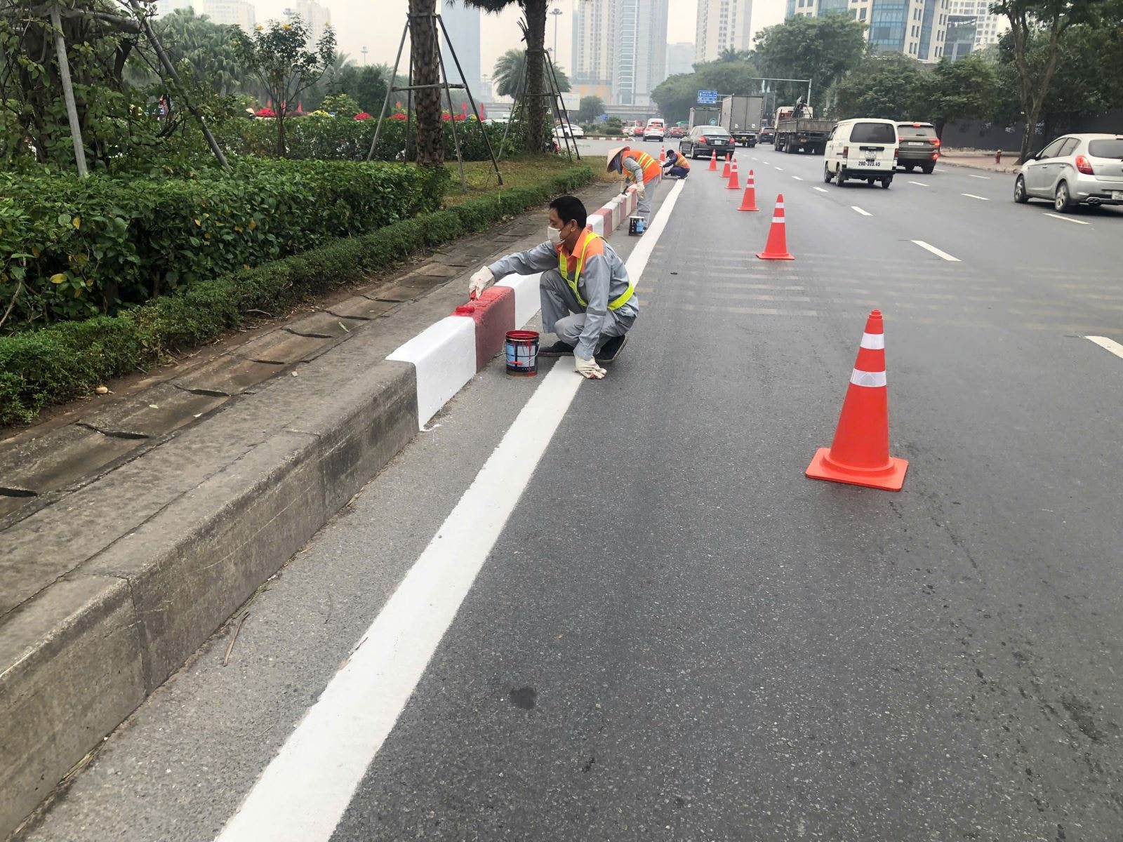 Hà Nội ‘khoác áo mới’ hàng loạt tuyến phố phục vụ Đại hội XIV của Đảng- Ảnh 1.