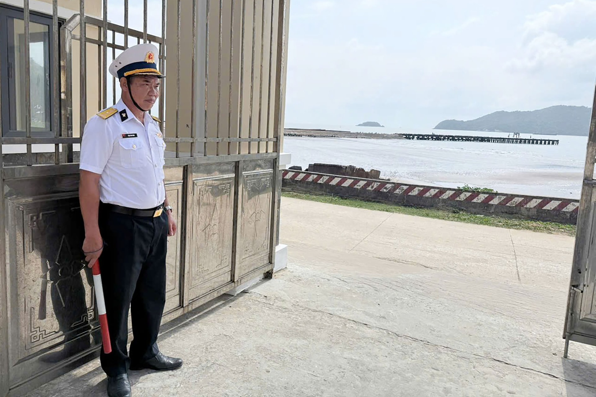 Bốn thập kỷ kiên cường bám đảo, người lính viết đơn xin ở lại- Ảnh 3.