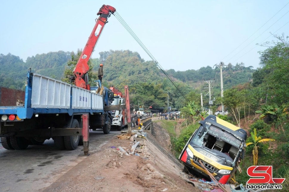 Tập trung cấp cứu, điều trị cho nạn nhân vụ tai nạn giao thông ở Sơn La- Ảnh 1.