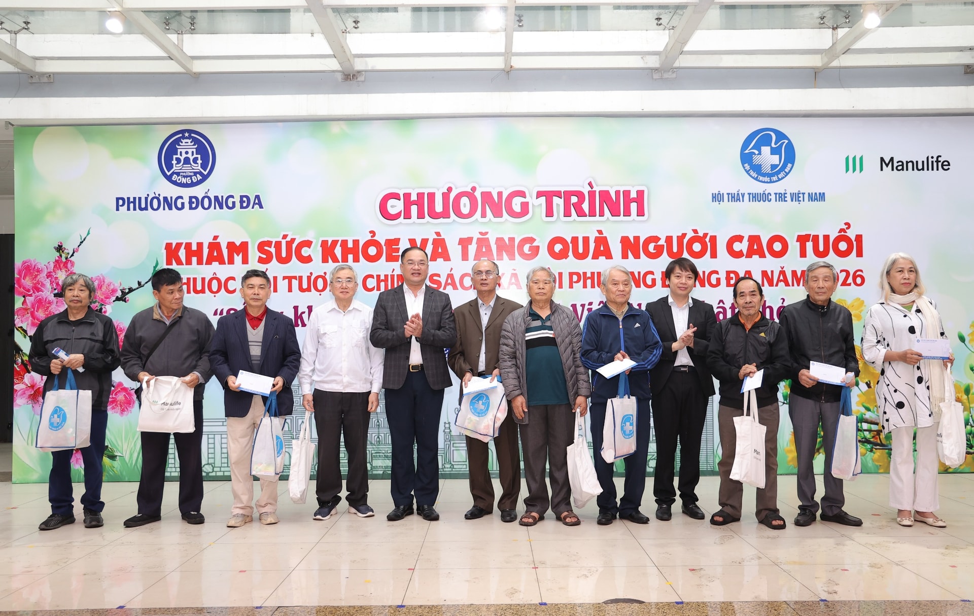 Hàng trăm người cao tuổi được khám miễn phí, tặng quà trong Chương trình 'Sống khỏe mỗi ngày – Vì một Việt Nam thật khỏe' - Ảnh 2.