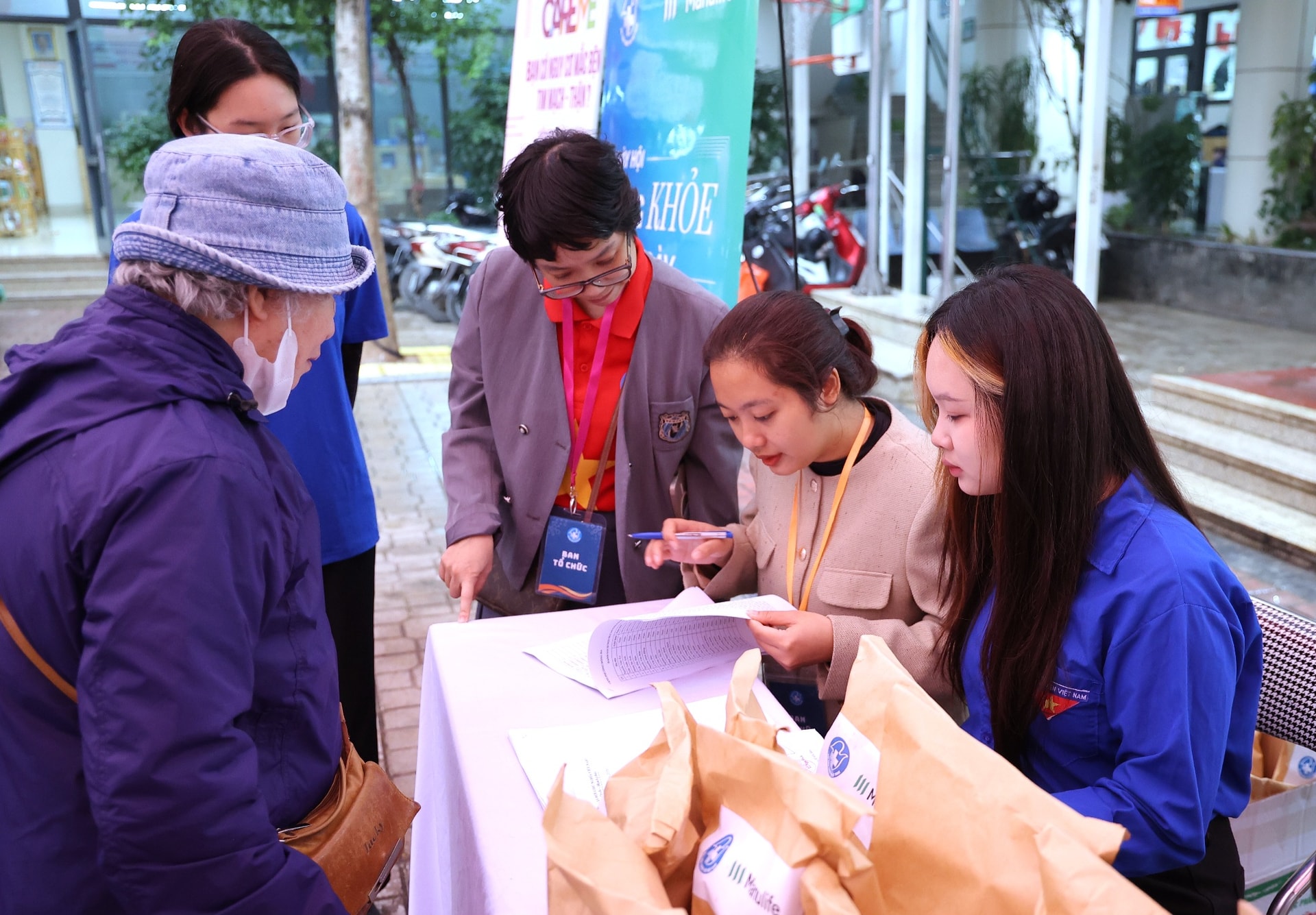 Hàng trăm người cao tuổi được khám miễn phí, tặng quà trong Chương trình 'Sống khỏe mỗi ngày – Vì một Việt Nam thật khỏe' - Ảnh 5.