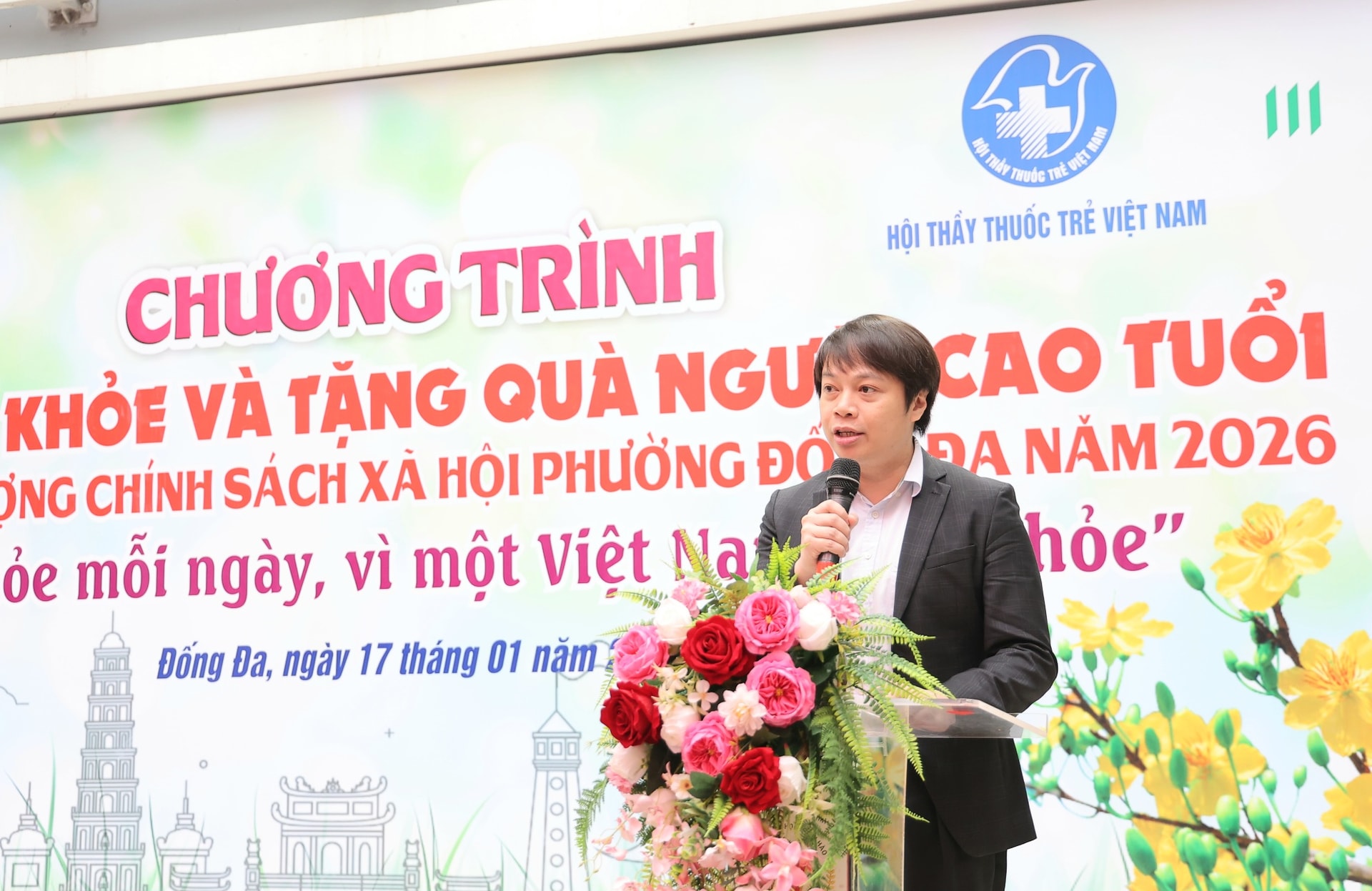 Hàng trăm người cao tuổi được khám miễn phí, tặng quà trong Chương trình 'Sống khỏe mỗi ngày – Vì một Việt Nam thật khỏe' - Ảnh 1.