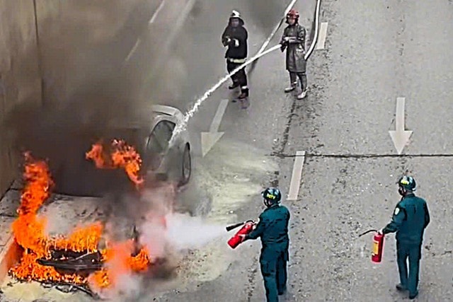 Cháy ô tô trong hầm chui Thanh Xuân, lực lượng chức năng đóng hầm để xử lý- Ảnh 2.