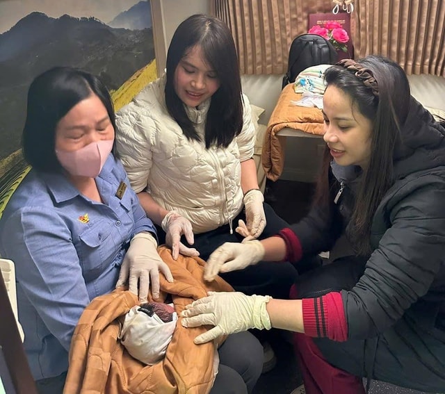 Sở Y tế Nghệ An khen thưởng hai nữ hộ sinh đỡ đẻ trên tàu SE4- Ảnh 1.