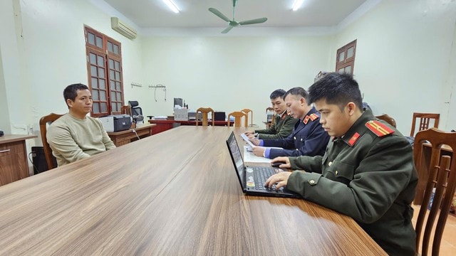 Bắt đối tượng người nước ngoài buôn lượng lớn linh kiện súng quân dụng dưới vỏ bọc 'bộ thông tắc bồn cầu'- Ảnh 2. Bắt đối tượng người nước ngoài buôn lượng lớn linh kiện súng quân dụng dưới vỏ bọc 'bộ thông tắc bồn cầu'- Ảnh 2.