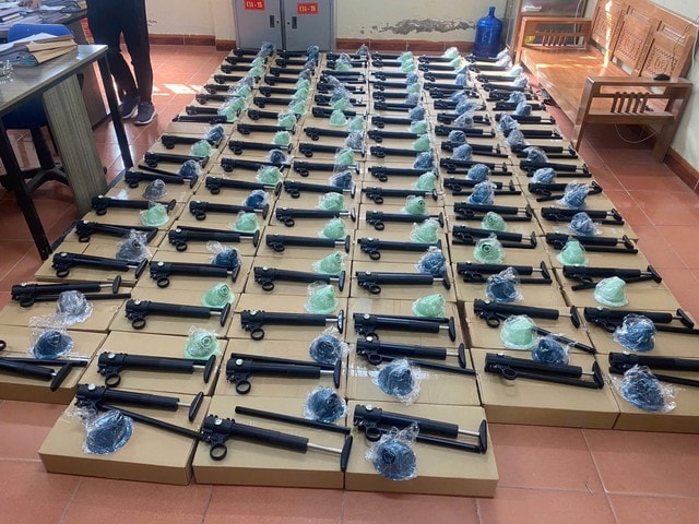 Bắt đối tượng người nước ngoài buôn lượng lớn linh kiện súng quân dụng dưới vỏ bọc 'bộ thông tắc bồn cầu'- Ảnh 1. Bắt đối tượng người nước ngoài buôn lượng lớn linh kiện súng quân dụng dưới vỏ bọc 'bộ thông tắc bồn cầu'- Ảnh 1.