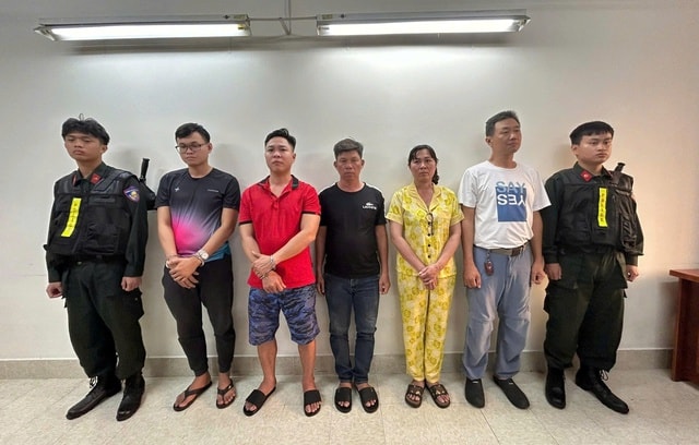 Khởi tố 13 bị can trong đường dây mua bán vũ khí quân dụng tại TPHCM- Ảnh 5. Khởi tố 13 bị can trong đường dây mua bán vũ khí quân dụng tại TPHCM- Ảnh 5.