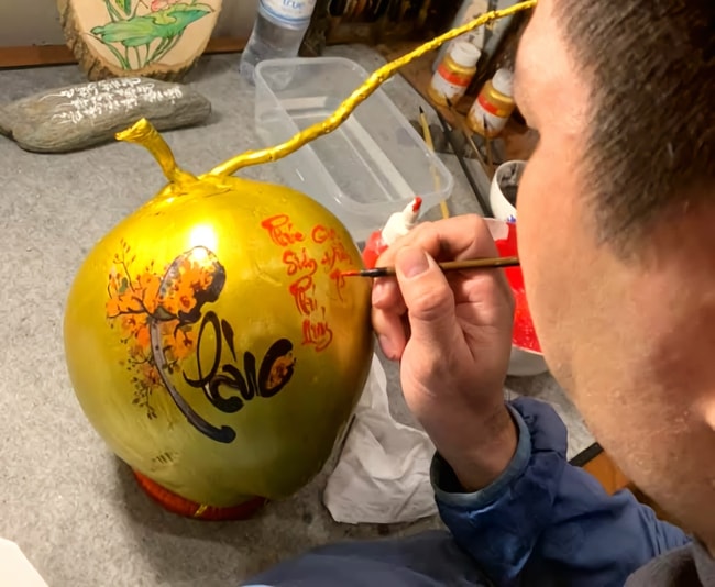 Dịch vụ vẽ dừa kiếm hàng chục triệu đồng mỗi tháng dịp cận Tết- Ảnh 1. Dịch vụ vẽ dừa kiếm hàng chục triệu đồng mỗi tháng dịp cận Tết- Ảnh 1.