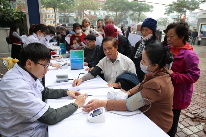 Hàng trăm người cao tuổi được khám miễn phí, tặng quà trong Chương trình 'Sống khỏe mỗi ngày – Vì một Việt Nam thật khỏe' - Ảnh 10.