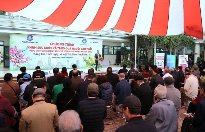 Hàng trăm người cao tuổi được khám miễn phí, tặng quà trong Chương trình 'Sống khỏe mỗi ngày – Vì một Việt Nam thật khỏe' - Ảnh 3.