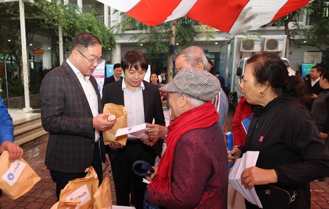 Hàng trăm người cao tuổi được khám miễn phí, tặng quà trong Chương trình 'Sống khỏe mỗi ngày – Vì một Việt Nam thật khỏe' - Ảnh 8.