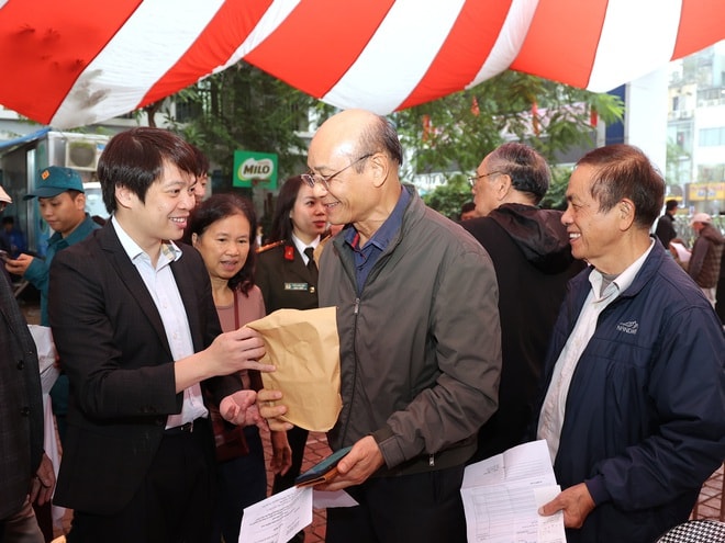 Hàng trăm người cao tuổi được khám miễn phí, tặng quà trong Chương trình 'Sống khỏe mỗi ngày – Vì một Việt Nam thật khỏe' - Ảnh 9.