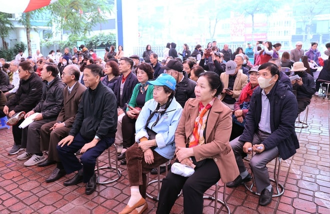 Hàng trăm người cao tuổi được khám miễn phí, tặng quà trong Chương trình 'Sống khỏe mỗi ngày – Vì một Việt Nam thật khỏe' - Ảnh 4.