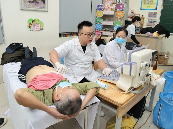 Hàng trăm người cao tuổi được khám miễn phí, tặng quà trong Chương trình 'Sống khỏe mỗi ngày – Vì một Việt Nam thật khỏe' - Ảnh 13.