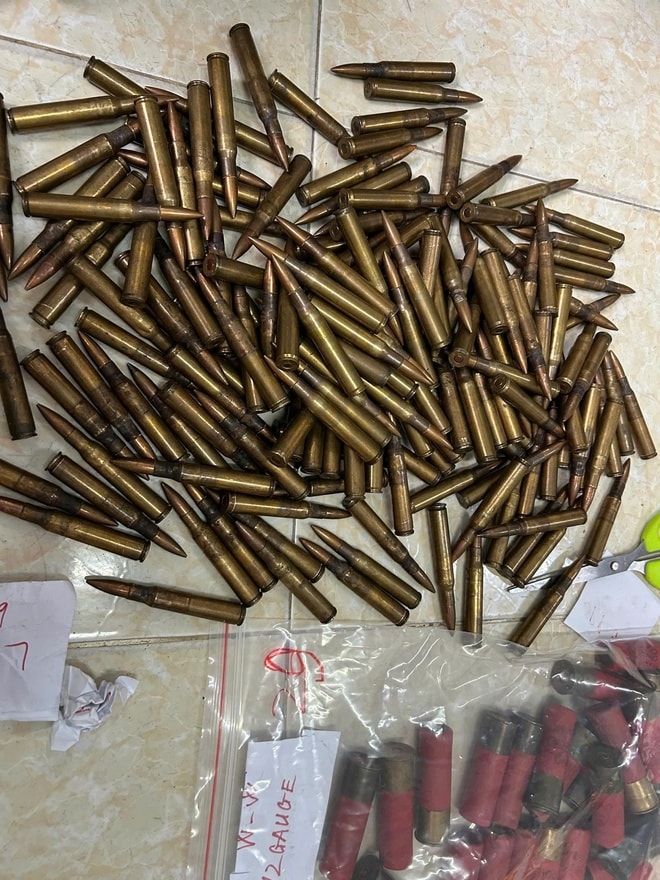 Khởi tố 13 bị can trong đường dây mua bán vũ khí quân dụng tại TPHCM- Ảnh 2. Khởi tố 13 bị can trong đường dây mua bán vũ khí quân dụng tại TPHCM- Ảnh 2.