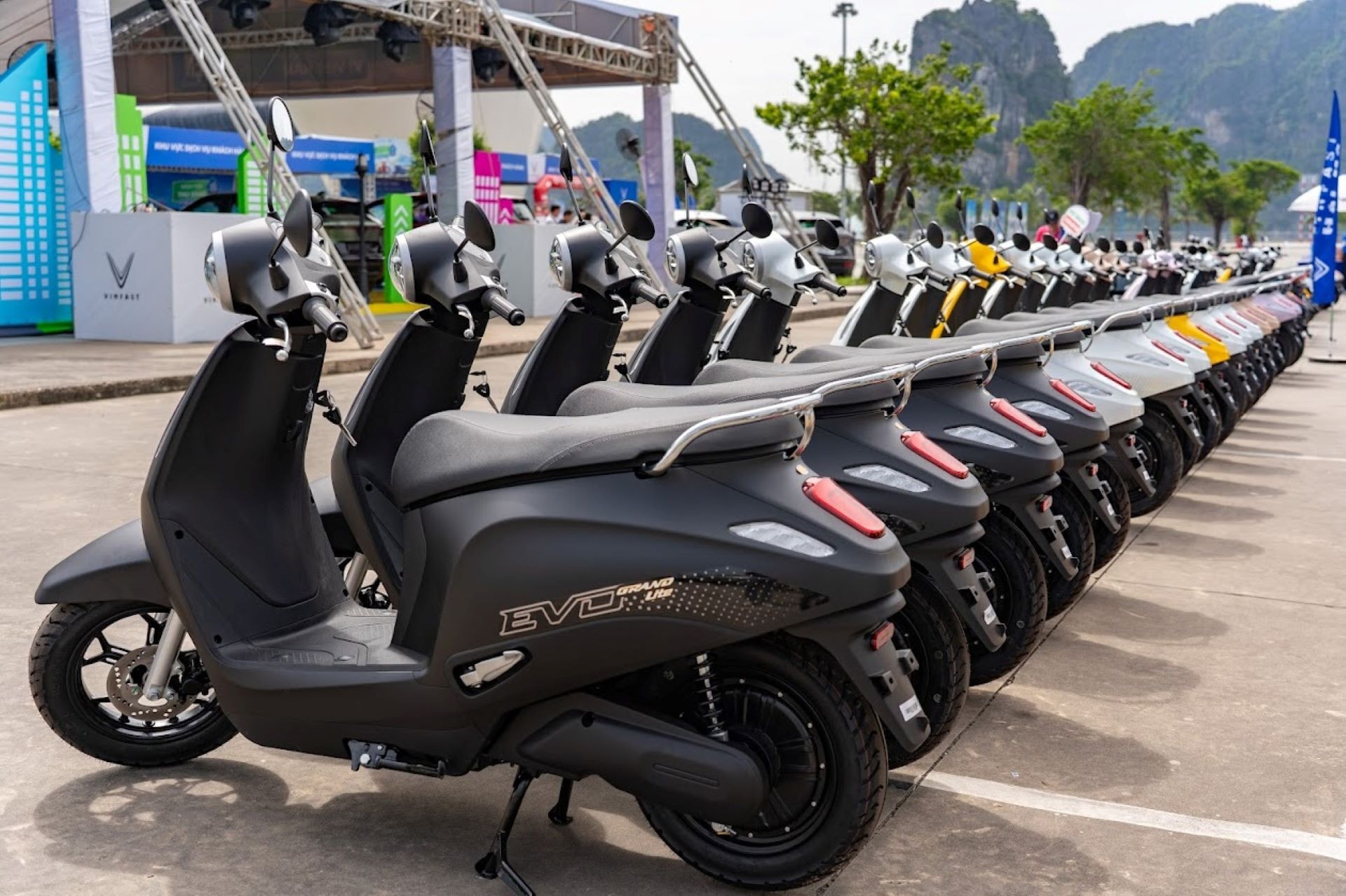 VinFast Evo Grand: Xe máy điện 2 pin đa dụng cho người cần đi xa, chở nhiều - 3