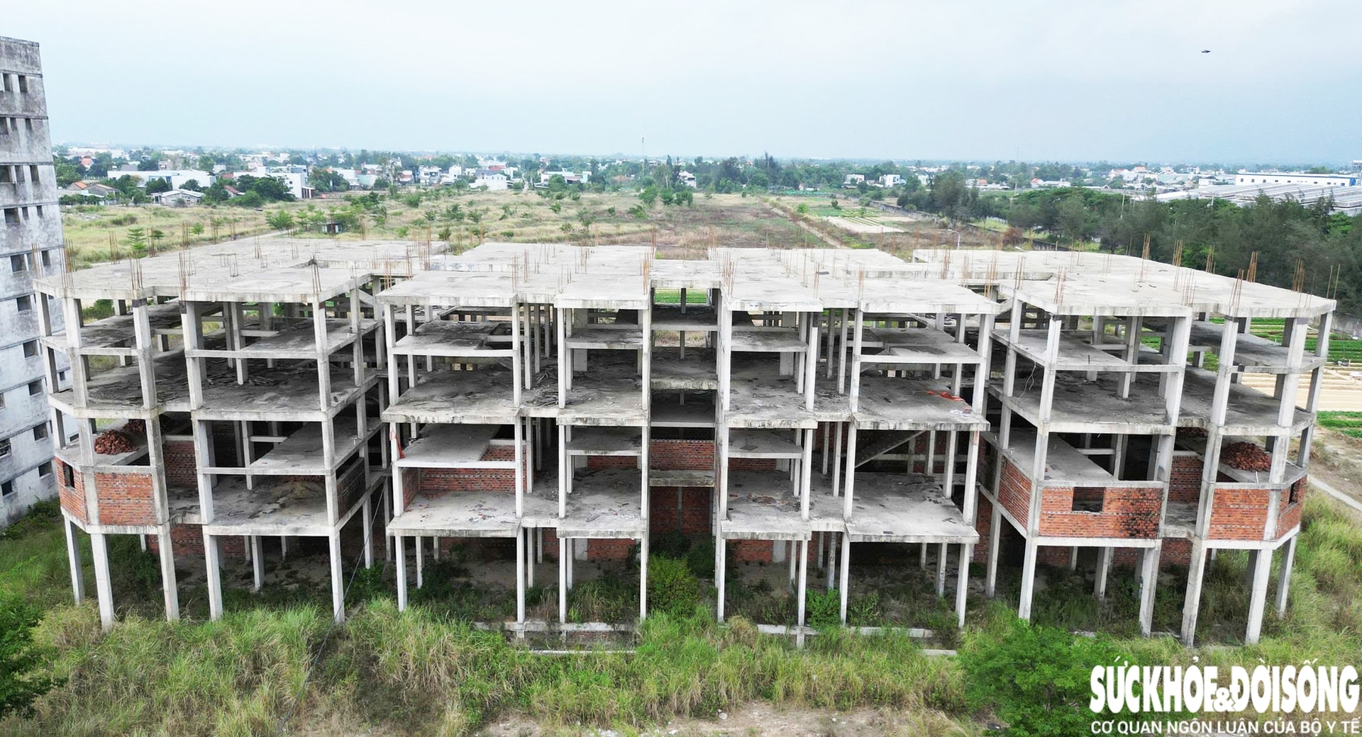 Cận cảnh dự án nhà ở thu nhập thấp 700 tỷ đồng hoang phế ở Đà Nẵng- Ảnh 1. Cận cảnh dự án nhà ở thu nhập thấp 700 tỷ đồng hoang phế ở Đà Nẵng- Ảnh 1.