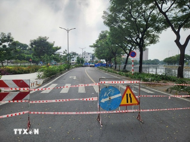 TP Hồ Chí Minh: Tìm nguyên nhân đường bờ kênh Tàu Hủ bị sụt lún, sạt lở- Ảnh 1.