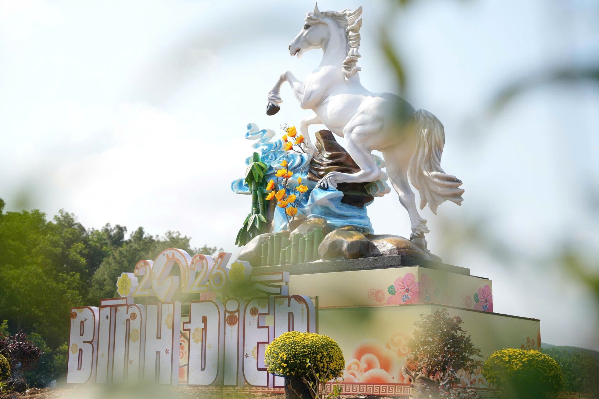 Ngắm linh vật chào Xuân Bính Ngọ 2026 vừa trình làng tại đồi Chuông Gió- Ảnh 5.